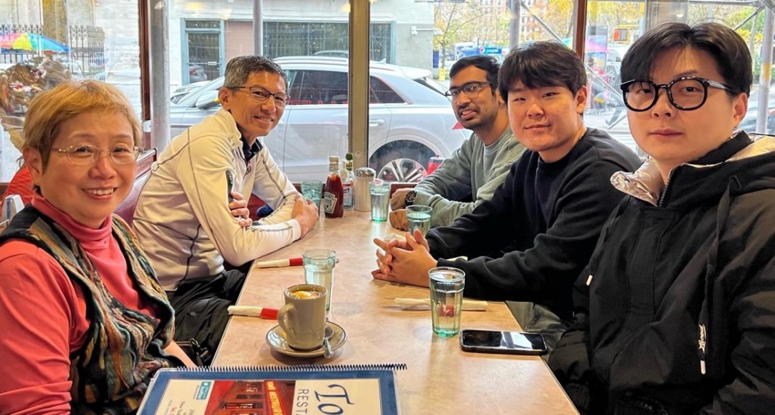 iu-Wai Chan ‘80 with Jack Tsai ‘00 & members of Prof. Chan’s research group
