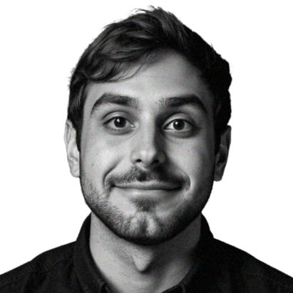 aleksander holynski headshot